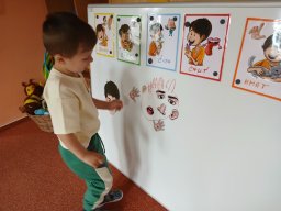 Oči, uši, pusu, nos máme pro radost