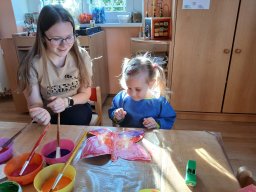 Na zahrádce pod jabloní, motýlek tam včelku honí