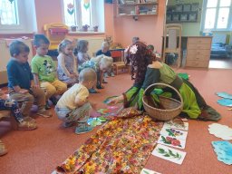 Na zahrádce pod jabloní, motýlek tam včelku honí