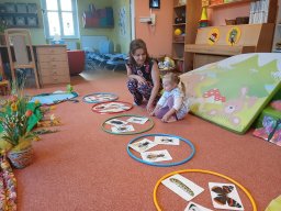 Na zahrádce pod jabloní, motýlek tam včelku honí