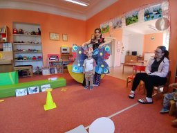 Na zahrádce pod jabloní, motýlek tam včelku honí