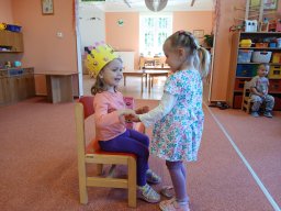 Na zahrádce pod jabloní, motýlek tam včelku honí