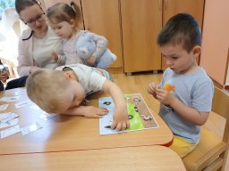 Na zahrádce pod jabloní, motýlek tam včelku honí