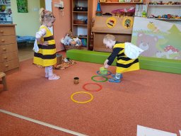 Na zahrádce pod jabloní, motýlek tam včelku honí