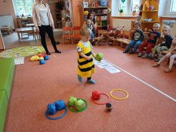 Na zahrádce pod jabloní, motýlek tam včelku honí