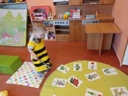 Na zahrádce pod jabloní, motýlek tam včelku honí