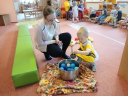 Na zahrádce pod jabloní, motýlek tam včelku honí