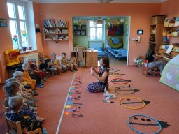 Na zahrádce pod jabloní, motýlek tam včelku honí