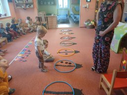 Na zahrádce pod jabloní, motýlek tam včelku honí