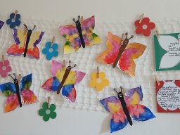 Na zahrádce pod jabloní, motýlek tam včelku honí