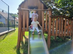 V zoologické zahradě, nehlaďte lva na bradě