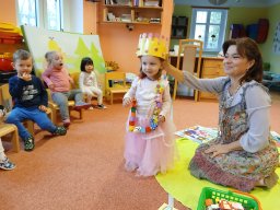 Slunéčko zachází za hory