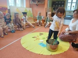 Slunéčko zachází za hory