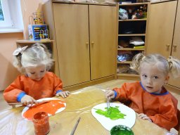 Maluje sluníčko červené jablíčko