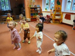 Maluje sluníčko červené jablíčko