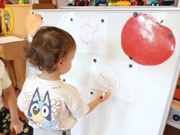 Maluje sluníčko červené jablíčko