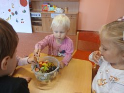 Maluje sluníčko červené jablíčko