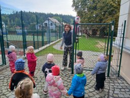 Maluje sluníčko červené jablíčko