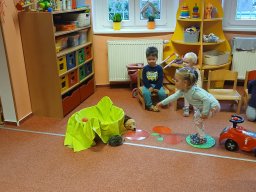 Maluje sluníčko červené jablíčko