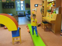 Maluje sluníčko červené jablíčko