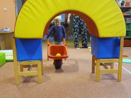 Maluje sluníčko červené jablíčko