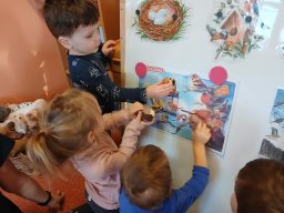 Letí, letí vrabeček, v zobáčku má drobeček