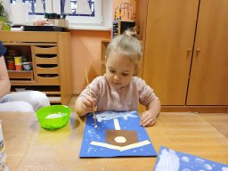 Letí, letí vrabeček, v zobáčku má drobeček