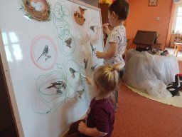 Letí, letí vrabeček, v zobáčku má drobeček