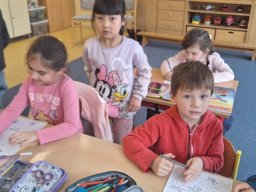 PŘEDŠKOLÁCI VE ŠKOLE NA NÁMĚSTÍ